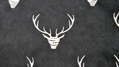Stick-His, gestickte Hirsche, bestickter Velour mit Hirschköpfen  Deco-Line Eigenproduktion, Polstervelour mit gestickten Hirschköpfen, gestickte Hirschgeweihe, Möbelstoff mit Hirschköpfen,  Polsterstoff Velourstoff schwarz mit elfenbeinfarbenen Hirschen,