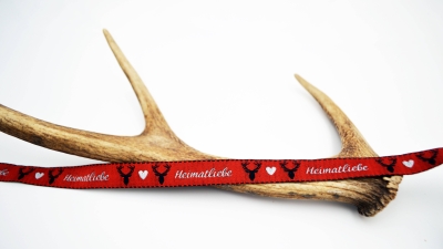 Heimatliebe rot Webband rotgrundig rotes Weband  mit Heimat, Hirsch und Herz Herzwebband Schwarzwald Design Zierband mit Heimatliebe Band mit Herzen Trachtenband - Trachtenborte Schwarzwald rotes  Webband mit Hirsch und Herz Heimat rot