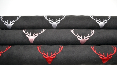 Stick-His, gestickte Hirsch, Deco-Line Eigenproduktion, Polstervelour mit gestickten Hirschköpfen, gestickte Hirschgeweihe, Möbelstoff mit Hirschköpfen,  Polsterstoff, gelasert,  Velourstoff schwarz mit grünen Hirschen, schwarzer Polstervelour mit silber,