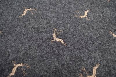 Tweed Bestickt mit Hirschen bestickter Filz Schurwollfilz mit Hirschen bestickt Wollfilz mit gestickten Hirschen Filz felt Schwarzwaldfilz dunkelgrauer Filz mit braunen Hirschen
