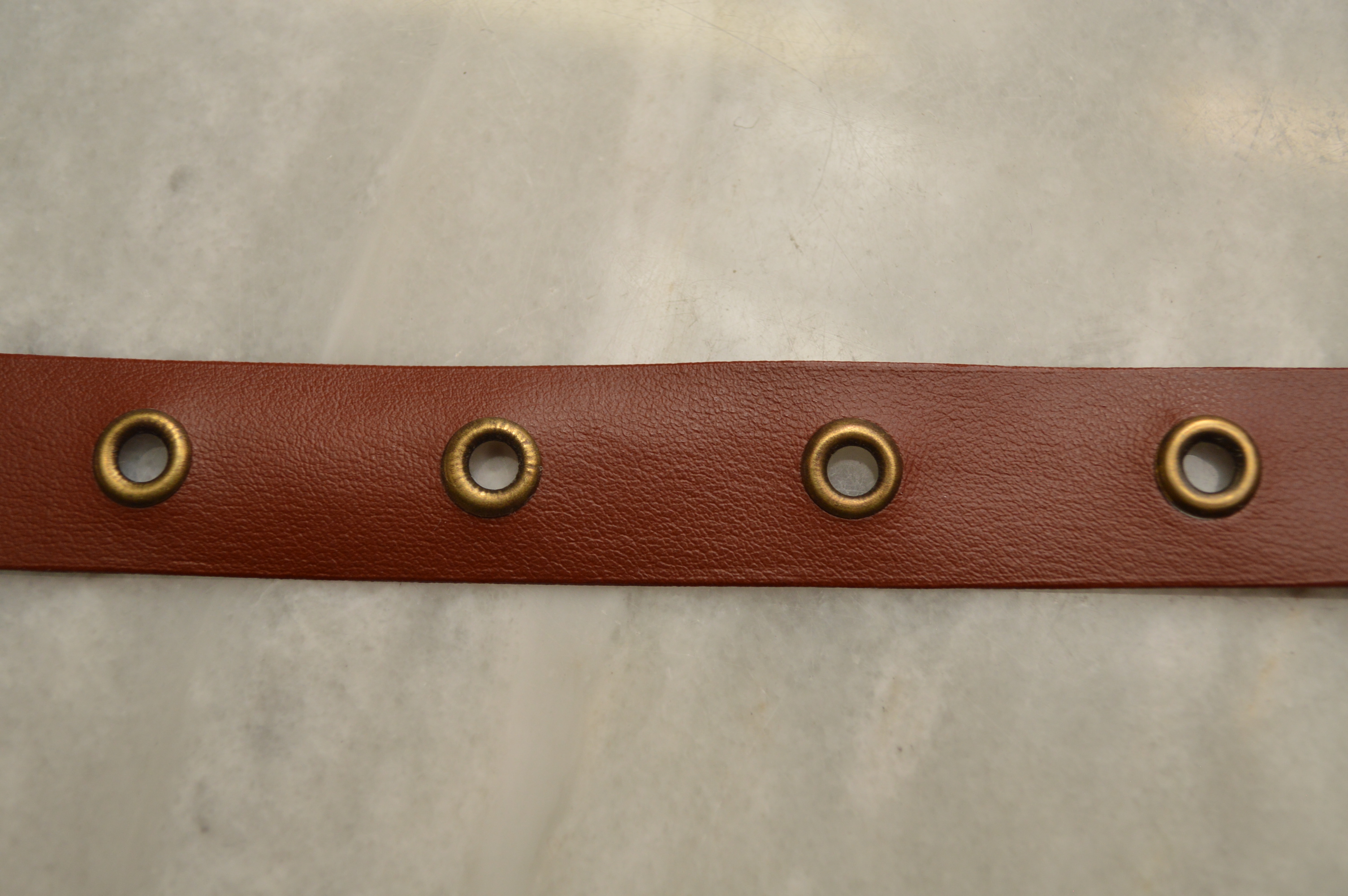 braunes Ösenband 20mm breit aus Kunstleder braun Lederband mit Ösen 6mm Durchm. 
