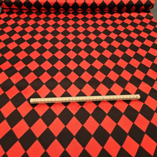 Raute schwarz-rot Satinstoff glänzend Raute schwarz-rot mit Druckfehler 1.B Ware