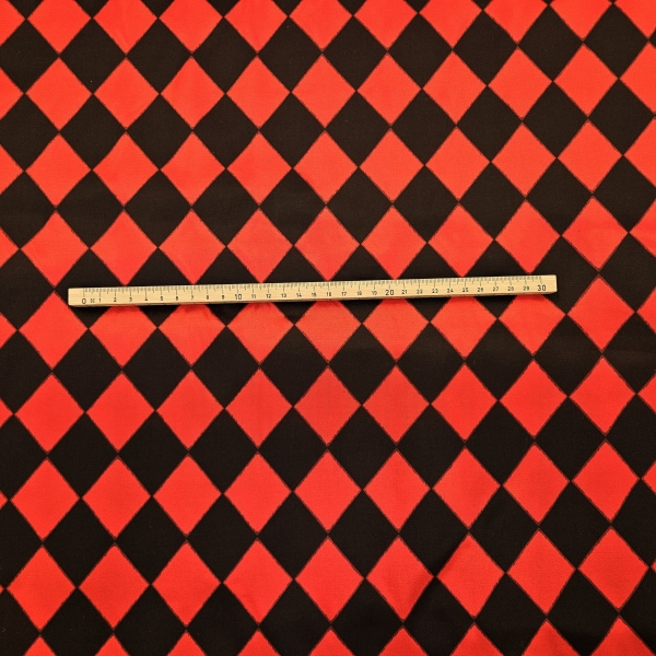 Raute schwarz-rot Satinstoff glänzend Raute schwarz-rot mit Druckfehler 1.B Ware