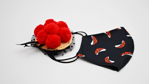 Eigenproduktion Deco-Line Bollenhut Masken Bollyhood Infinity-Line Maskenstoff  Bollenhüte Bollenhut Design Schwarzwald Design Stoff mit Bollenhüten Bollenhutstoff nähen Trevira-Bioactive Stoff für Mundschutzmasken