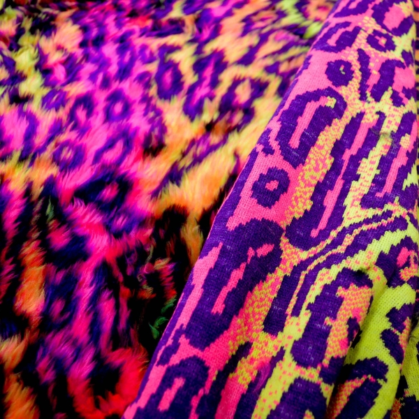 Leo Leopard Neon Kurzhaarfellimitat Plüsch Leo Plüschstoff Plüschstoff Neon Leopard Kunstfell Fellstoff Kunstfell Plüsch Leopardenplüsch LEO