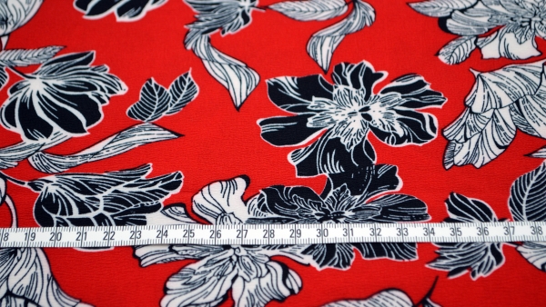 NONL15172/015 Polyester Polyester Mix roter Stoff mit Blumen und Blättern Polyester Polyester Mix nähen selber nähen Blusenstoff nähen macht glücklich Miss Doodle Schnittmuster sewing pattern