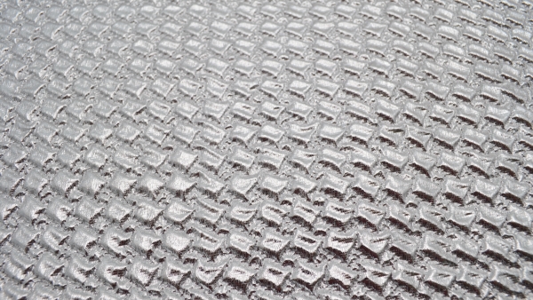 geprägter Fastnachtsstoff in Silber, Zaubererstoff, Ritterstoff, silberner Bekleidungsstoff, silberner Kostümstoff, Hahnentritt, Glitzernder Verkleidungsstoff, Waffelstepp in Silber für Fasching und Karnevalskostüme Pepitamuster