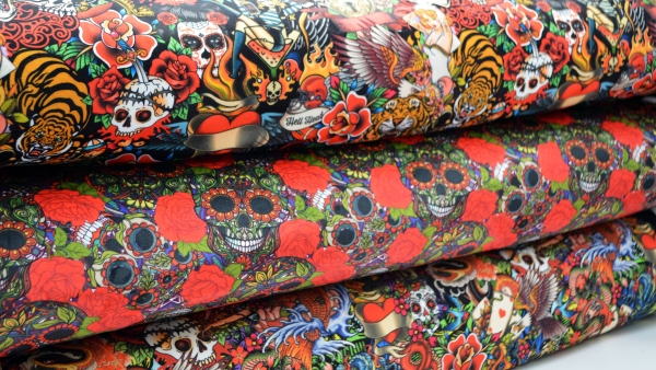Skull Skulls Samt mit Skulls Rose Samt Totenkopf Samtstoff Dekostoff mit Totenköpfen und Rosen Samtstoff Polstersamt mit Totenkopf Día de Muertos Möbelstoff mit Skulls Rose  Polsterstoff Samtstoff Möbelbezugsstoff