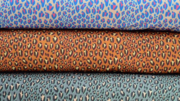 Leo Print Leoprint grau Hamburger Liebe Safari Leo in Grau Shield Albstoffe Shield protect me stay save Albstoffe Shield Jersey antimikrobiell Trevira-Bioactive Stoff für Mundschutzmasken Hightech-Faser Trevira-Bioactive Botanical Herbes von Hamburger Lie